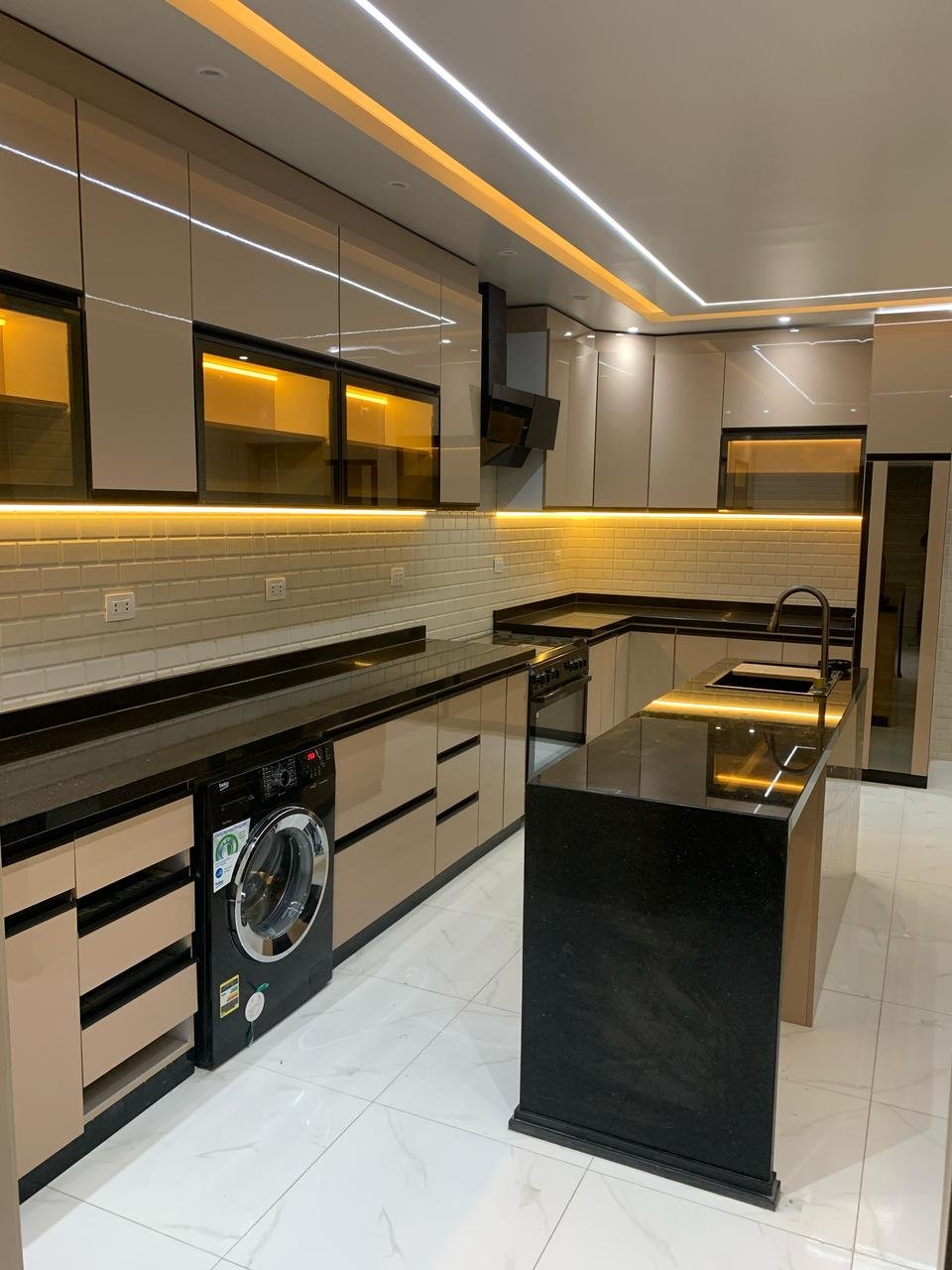 أثاث خشبي راقٍ